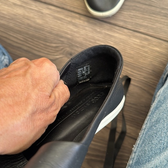 Ecco black leather simpil loafer white rubber sole - Picture 3 of 9